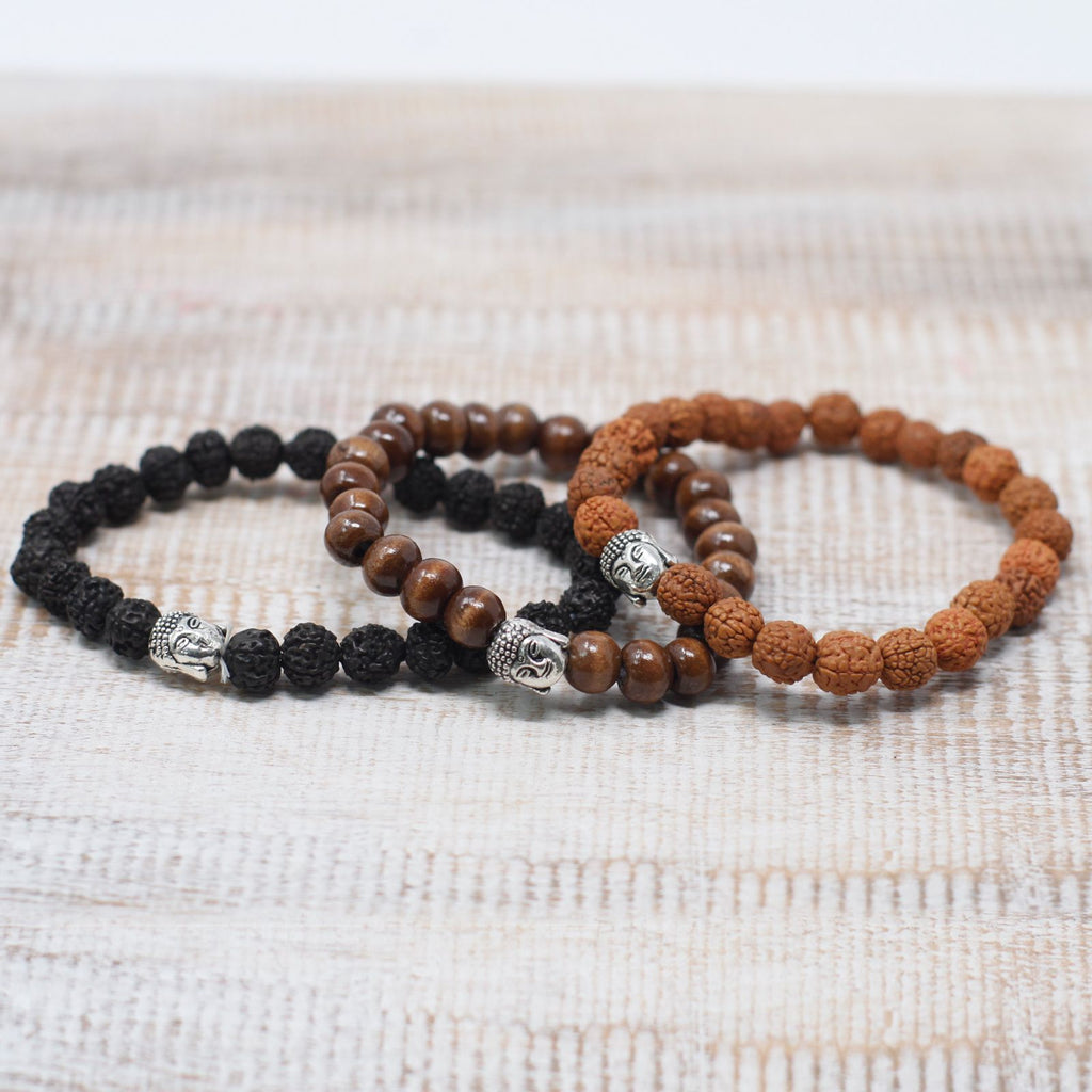Cuentas de madera oscura y brazalete Buddah
