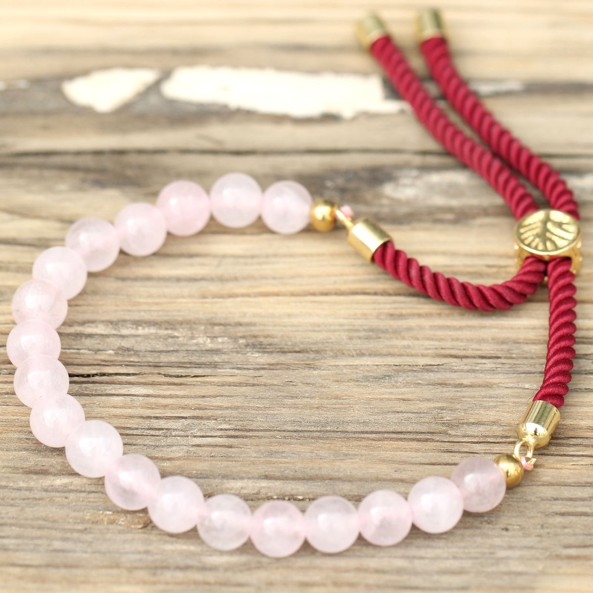 Pulsera de hilo burdeo con Cuarzo Rosa