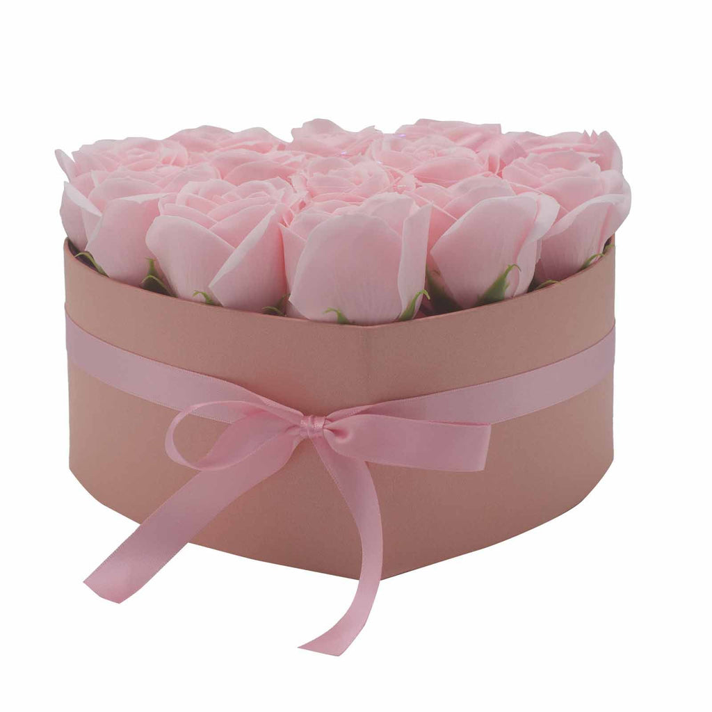 Caja corazón con 13 rosas de jabón — Rosa
