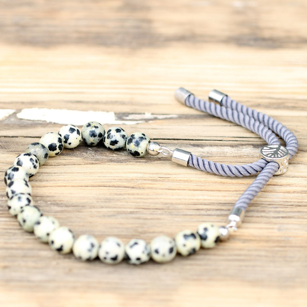 Pulsera de hilo gris con Jáspe Dálmata