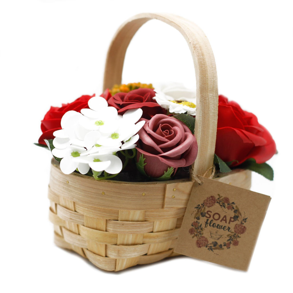Ramo de flores de jabón en cesta de mimbre — Rojo