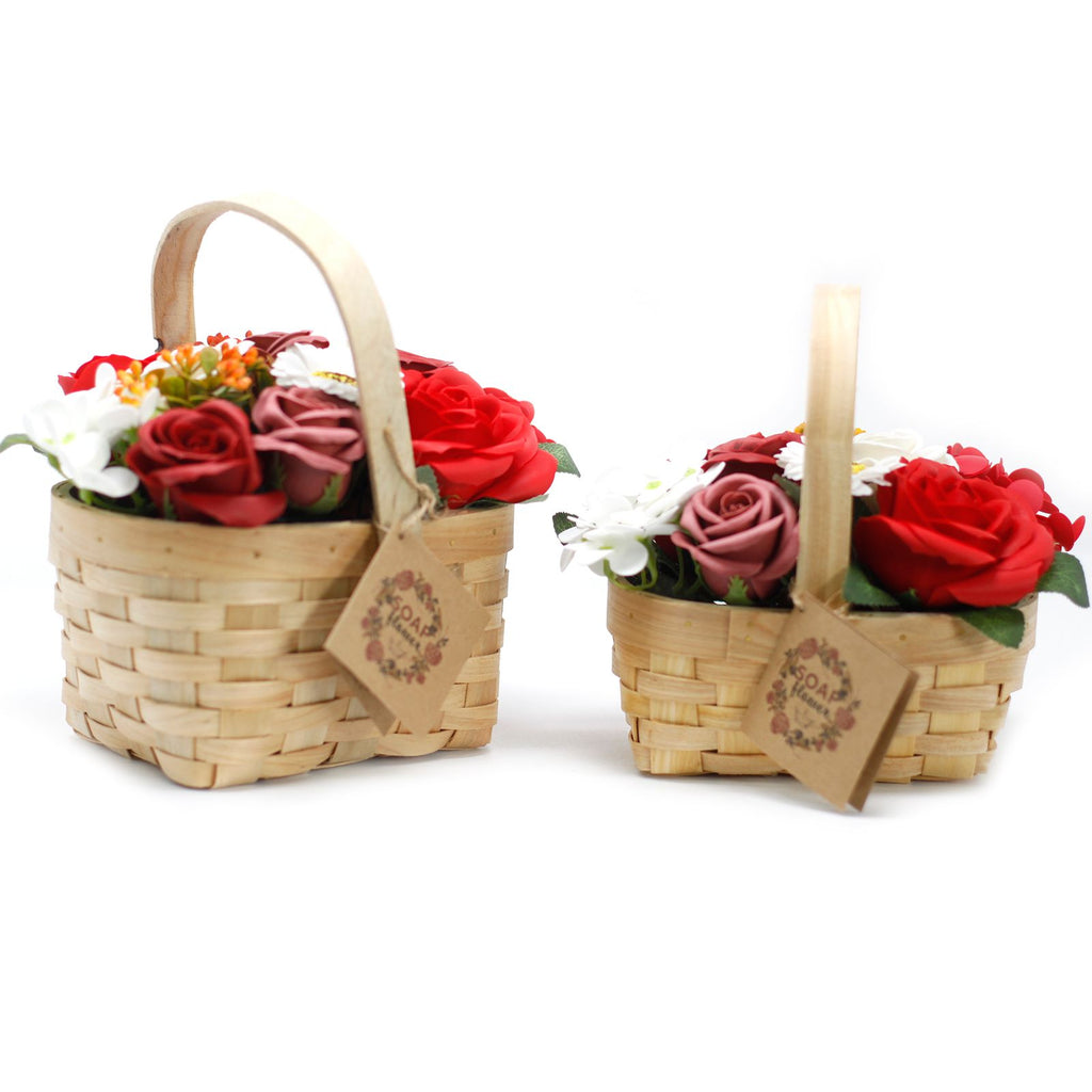 Ramo de flores de jabón en cesta de mimbre — Rojo