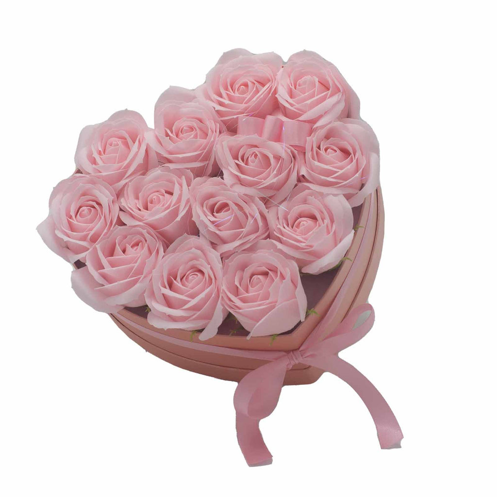 Caja corazón con 13 rosas de jabón — Rosa