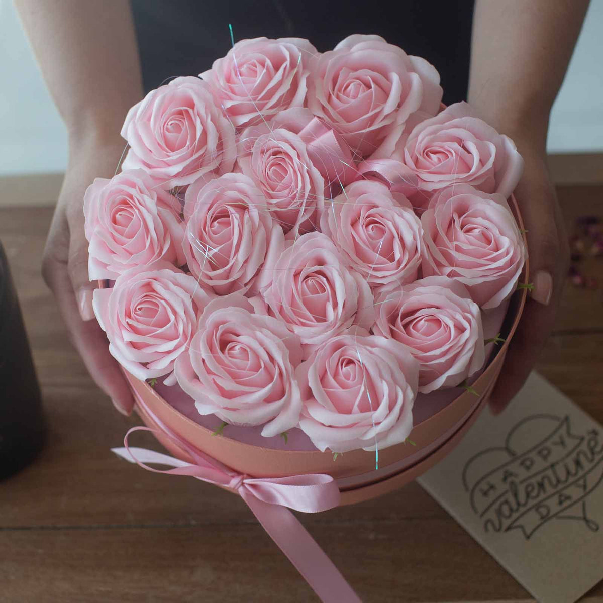 Caja corazón con 13 rosas de jabón — Rosa