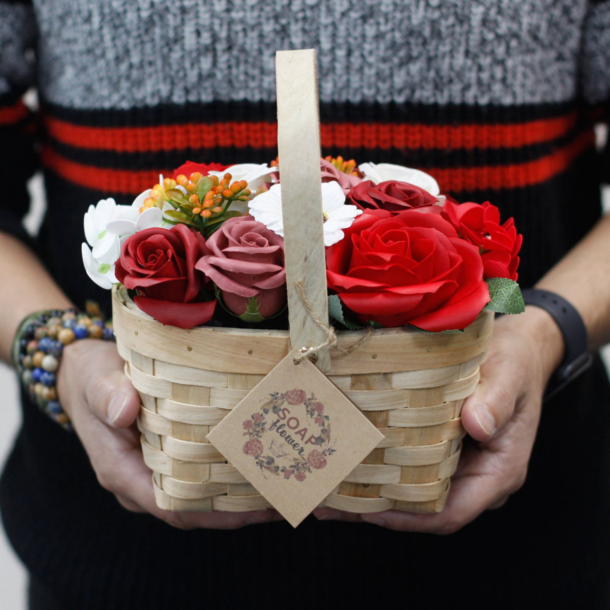 Ramo grande de flores de jabón en cesta — Rosa