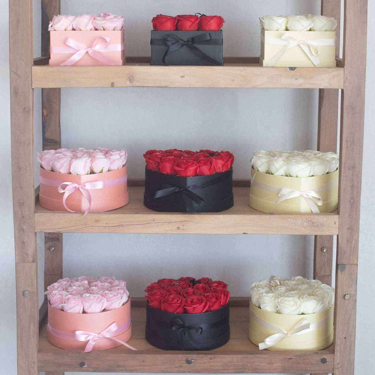 Caja corazón con 13 rosas de jabón — Rosa