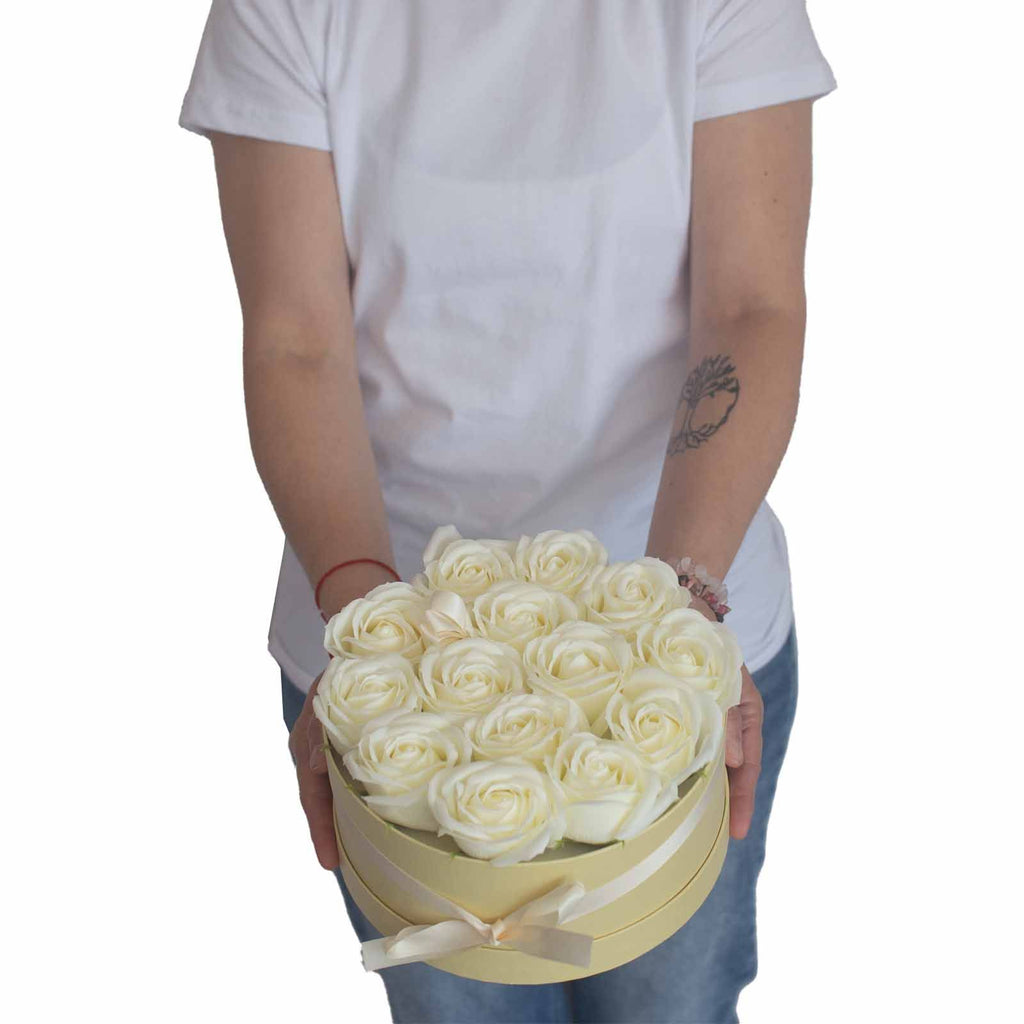 Caja corazón con 13 rosas de jabón — Crema