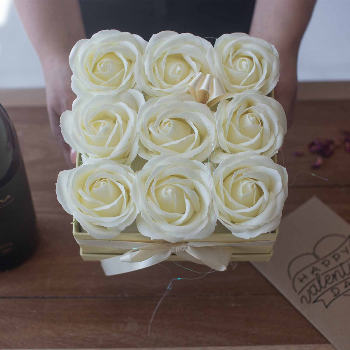 Caja corazón con 13 rosas de jabón — Crema