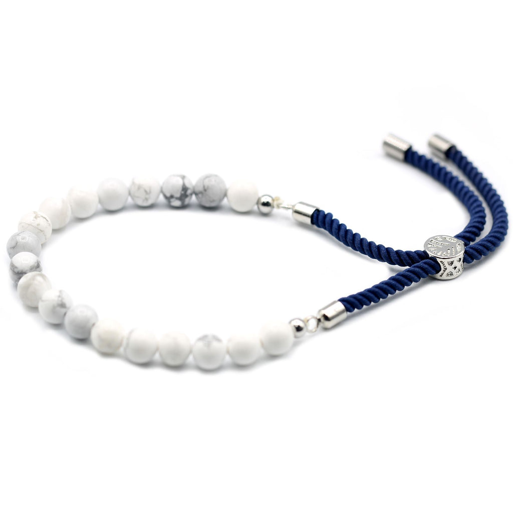 Pulsera de hilo azul marino de Khaulita Blanca