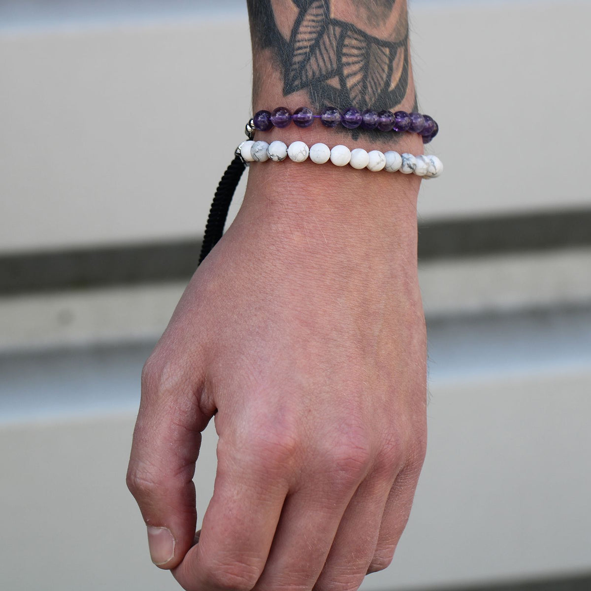 Pulsera de hilo azul marino de Khaulita Blanca