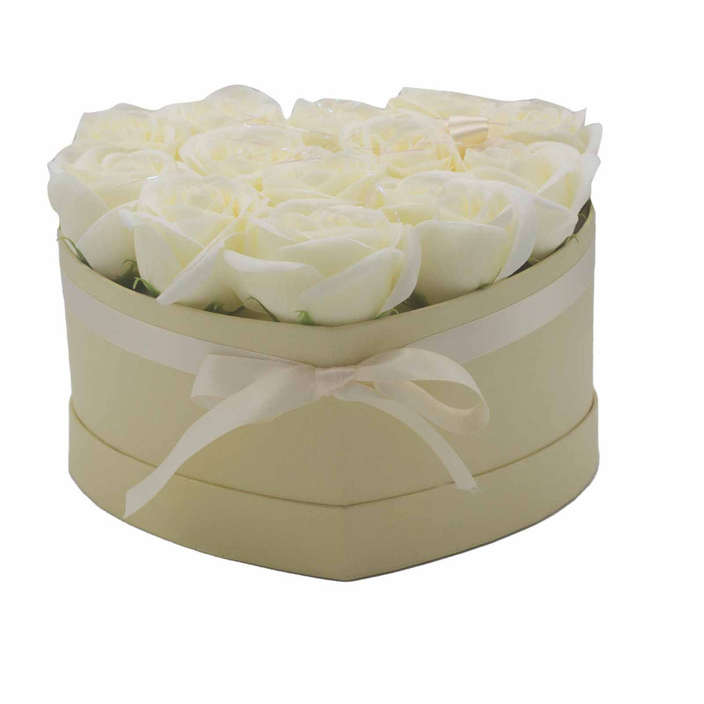 Caja corazón con 13 rosas de jabón — Crema