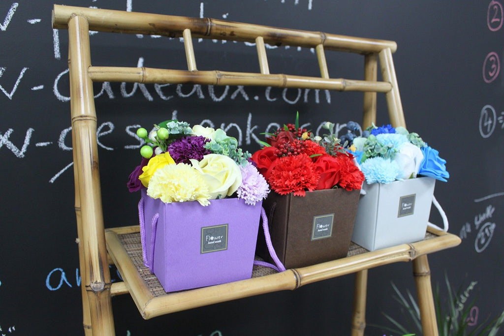 Bouquet de flores de jabón — Rosas rojas y clavel