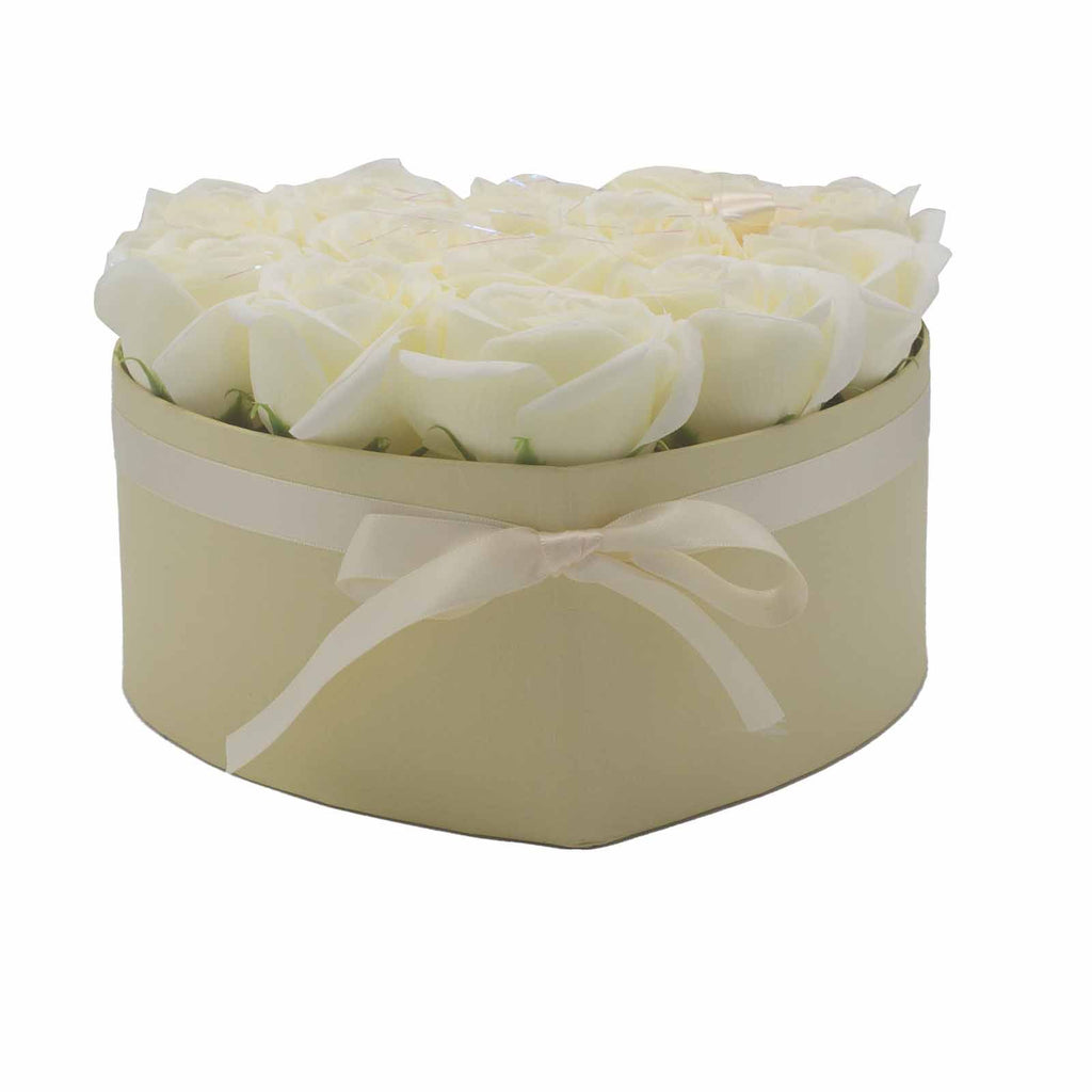 Caja corazón con 13 rosas de jabón — Crema