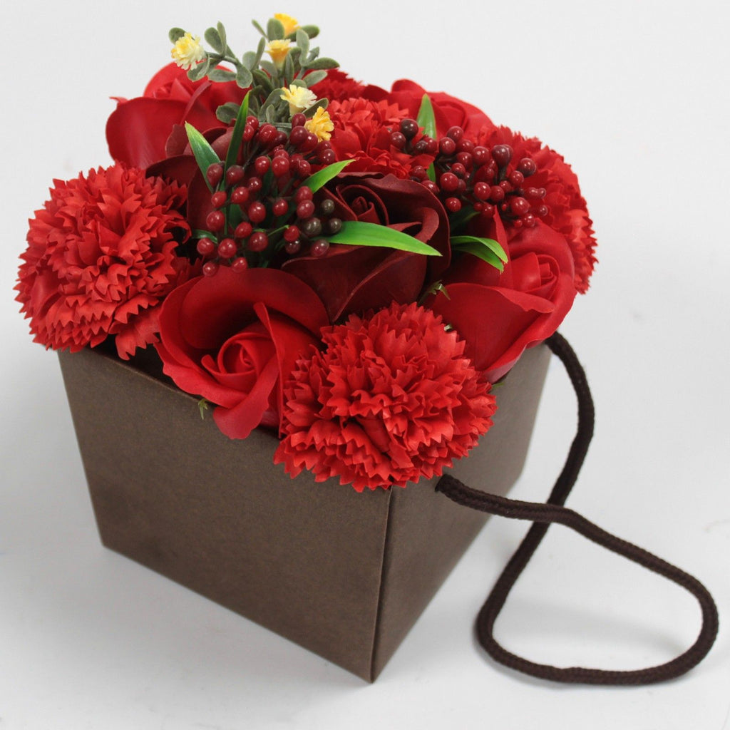 Bouquet de flores de jabón — Rosas rojas y clavel