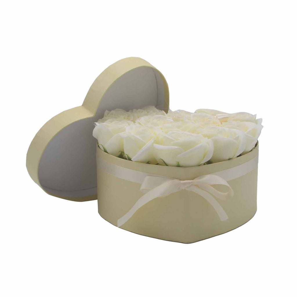 Caja corazón con 13 rosas de jabón — Crema