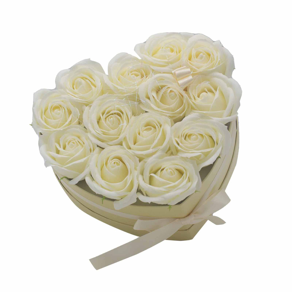 Caja corazón con 13 rosas de jabón — Crema