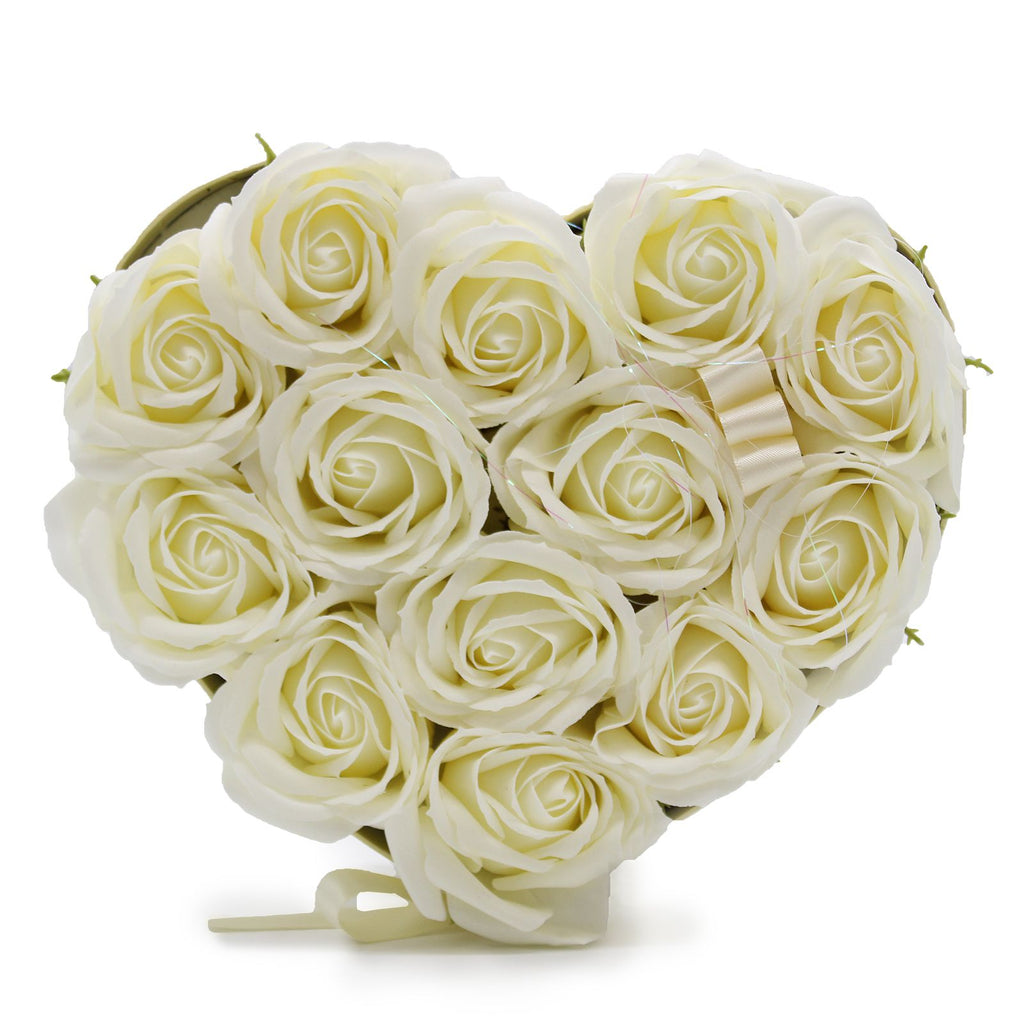 Caja corazón con 13 rosas de jabón — Crema