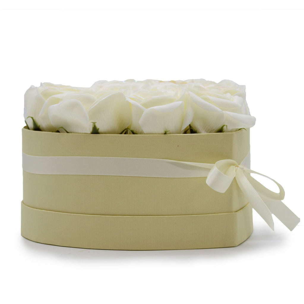 Caja corazón con 13 rosas de jabón — Crema