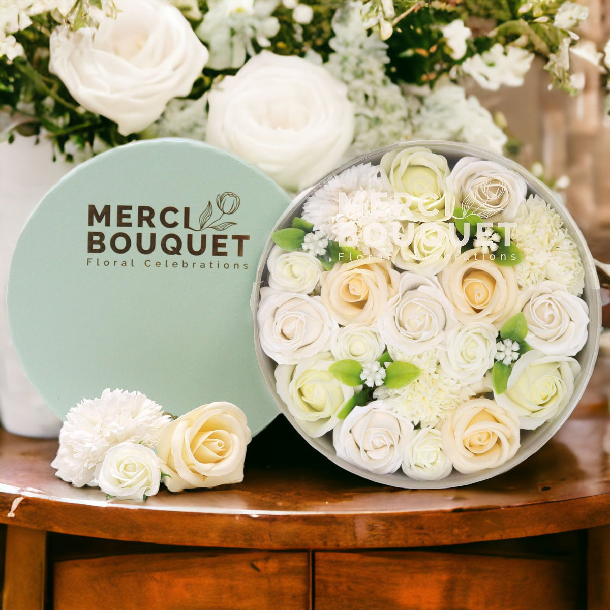 Caja redonda de flores de jabón — Blanco y marfil