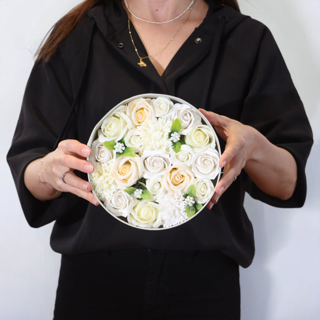 Caja redonda de flores de jabón — Blanco y marfil